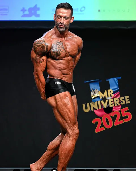 Mario Erra a l'escenari del Míster Univers 2025, posant amb el banyador de competició