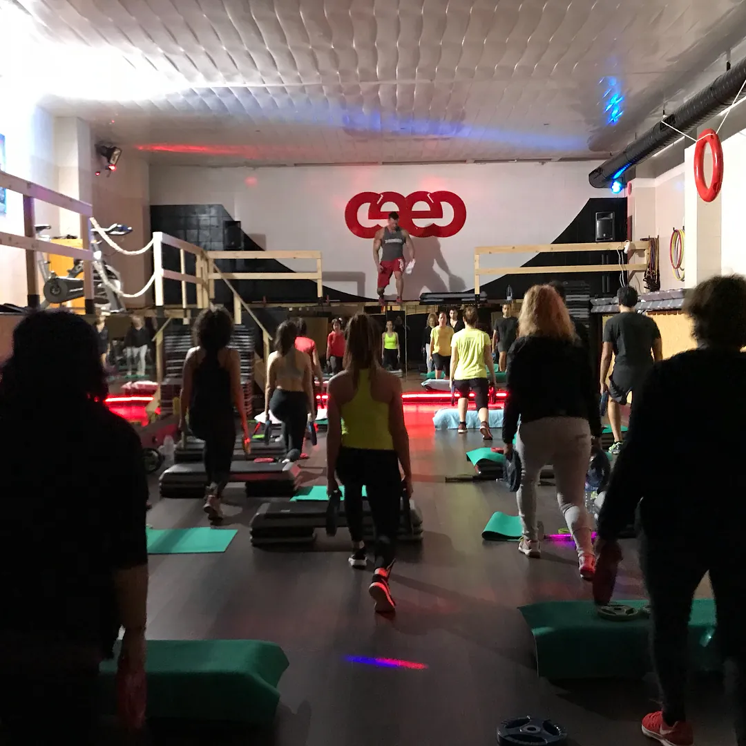 Una classe de Sèries Aire amb steps a la sala d'activitats